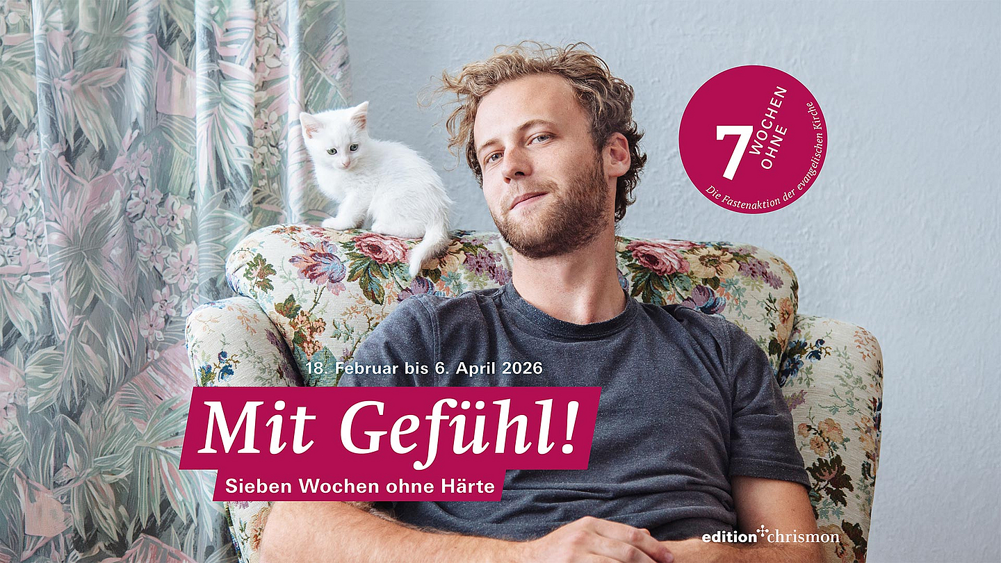 Ein Mann sitzt entspannt in einem floral gemusterten Sessel. Auf der Rückenlehne neben ihm sitzt ein kleines weißes Kätzchen und schaut nach vorn. Rechts im Bild erscheint das runde Logo der Fastenaktion „7 Wochen Ohne“. Unten im Bild steht das Motto „Mit Gefühl! Sieben Wochen ohne Härte“ sowie der Zeitraum der Aktion.