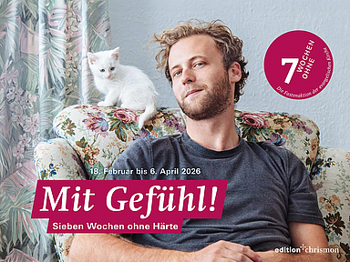Ein Mann sitzt entspannt in einem floral gemusterten Sessel. Auf der Rückenlehne neben ihm sitzt ein kleines weißes Kätzchen und schaut nach vorn. Rechts im Bild erscheint das runde Logo der Fastenaktion „7 Wochen Ohne“. Unten im Bild steht das Motto „Mit Gefühl! Sieben Wochen ohne Härte“ sowie der Zeitraum der Aktion.