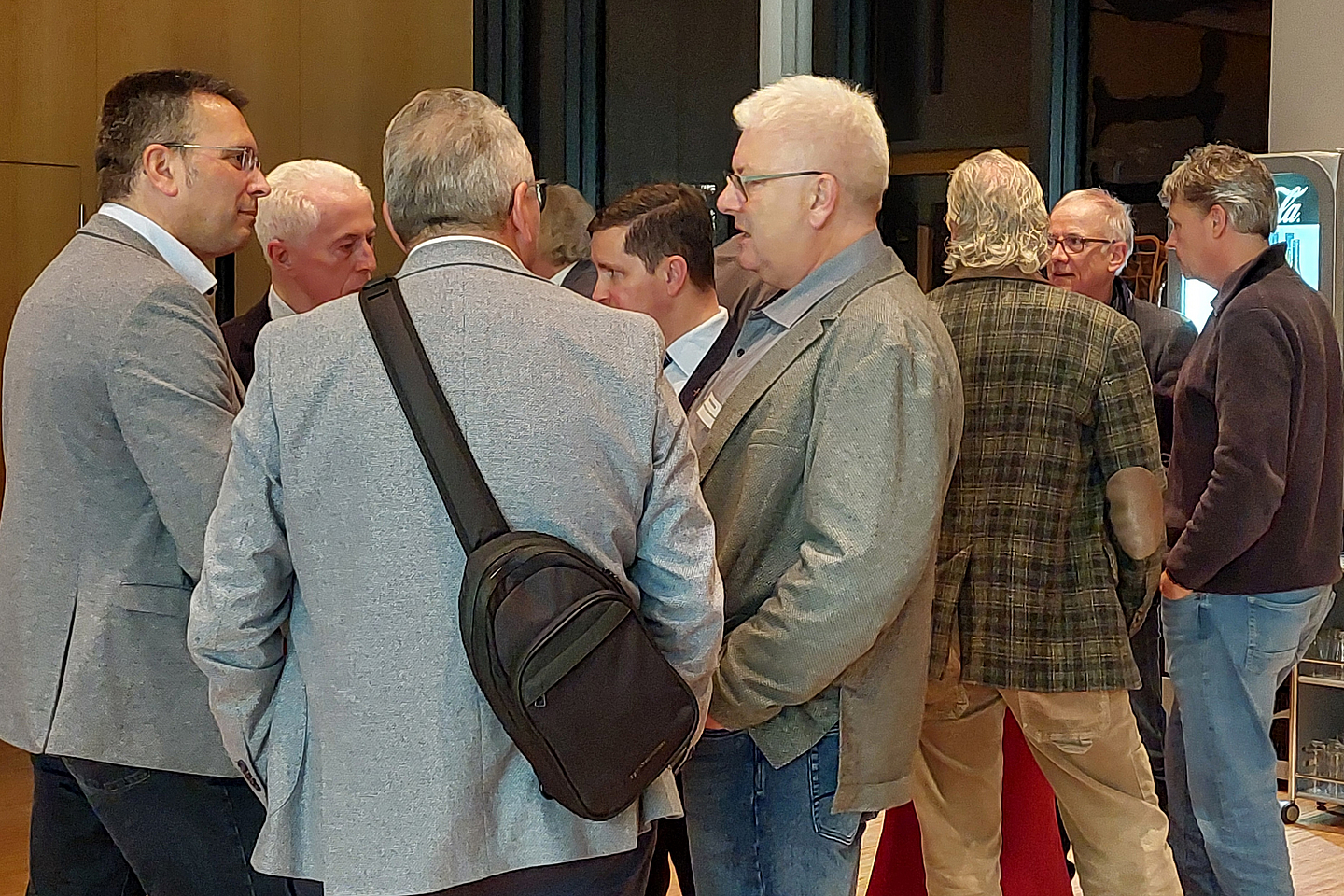 Verschiedene Gäste im Foyer