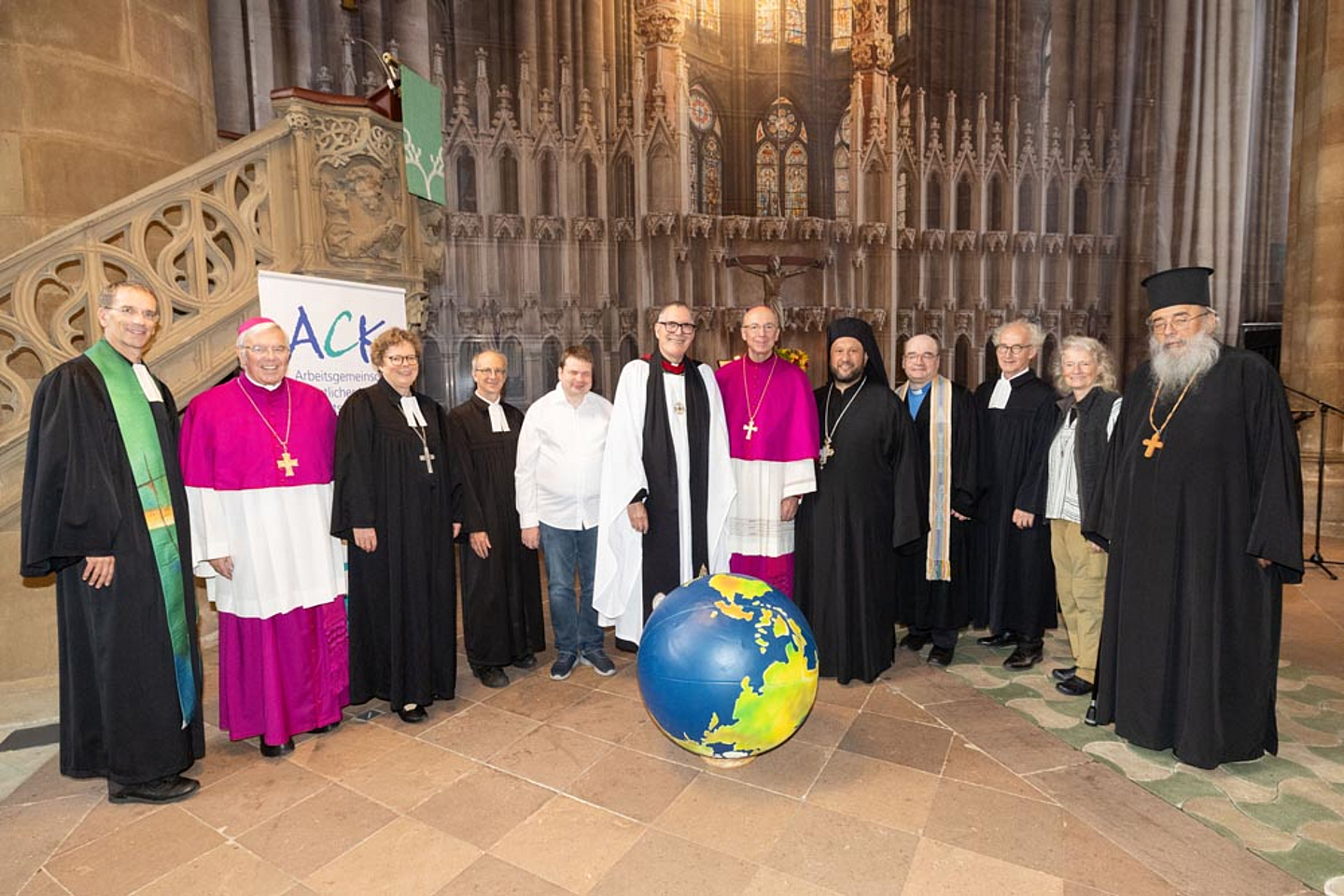 Die Beteiligten am Gottesdienst in Marburg Unser Foto zeigt die Beteiligten am Gottesdienst in der Marburger Elisabethkirche