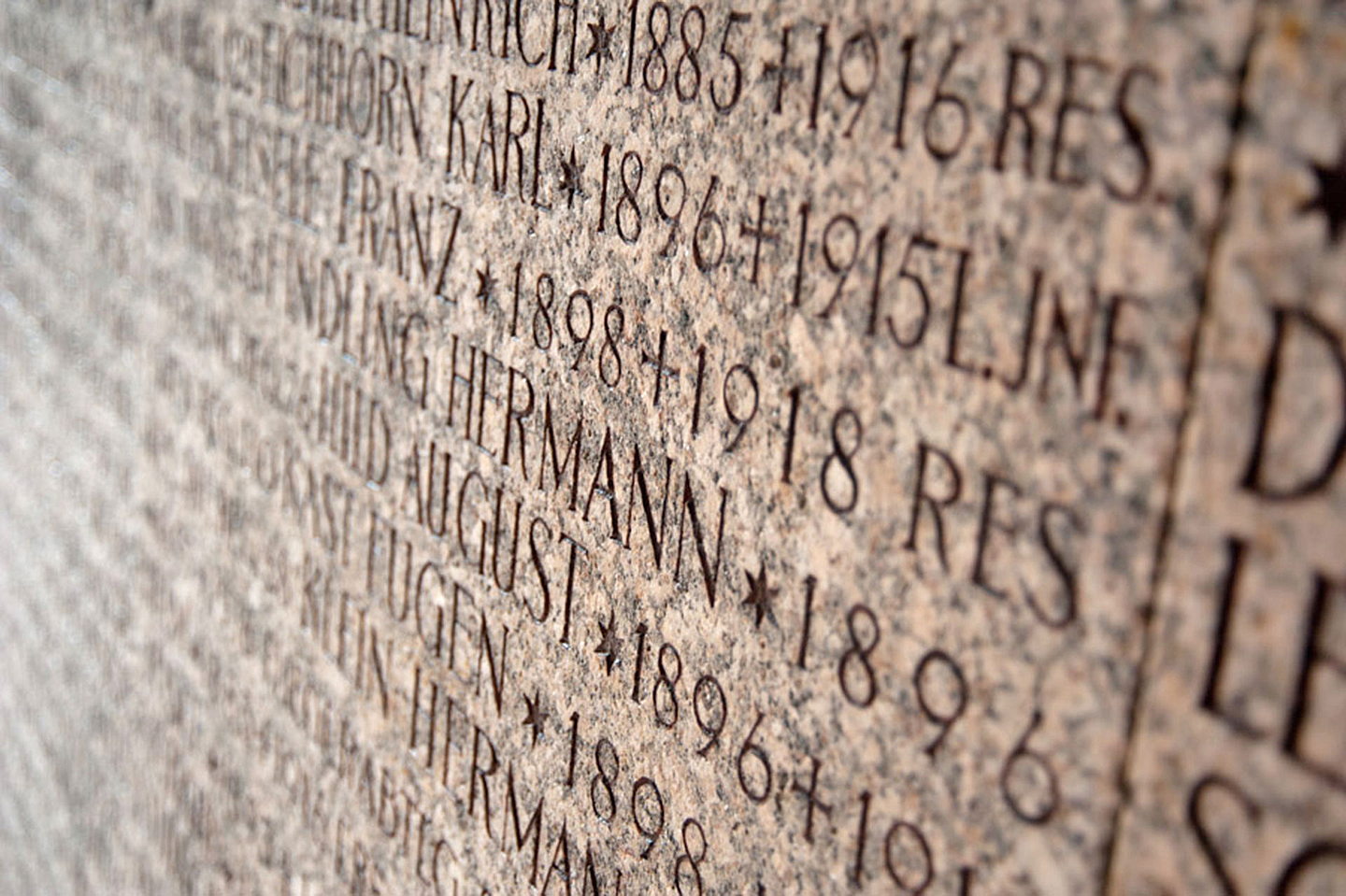 Eine Gedenktafel mit den Namen gefallener Soldaten erinnert an die Opfer des Ersten Weltkriegs. 