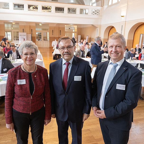 Hauptredner Prof. Dr. Sándor Fazakas (Mitte) aus Debrecen/Ungarn mit Dr. Birgit Pfeiffer, Präses der Kirchensynode der EKHN (l.) und Dr. Michael Schneider, Präses der Landessynode der EKKW (r.) in der Stadthalle von Homberg (Efze)