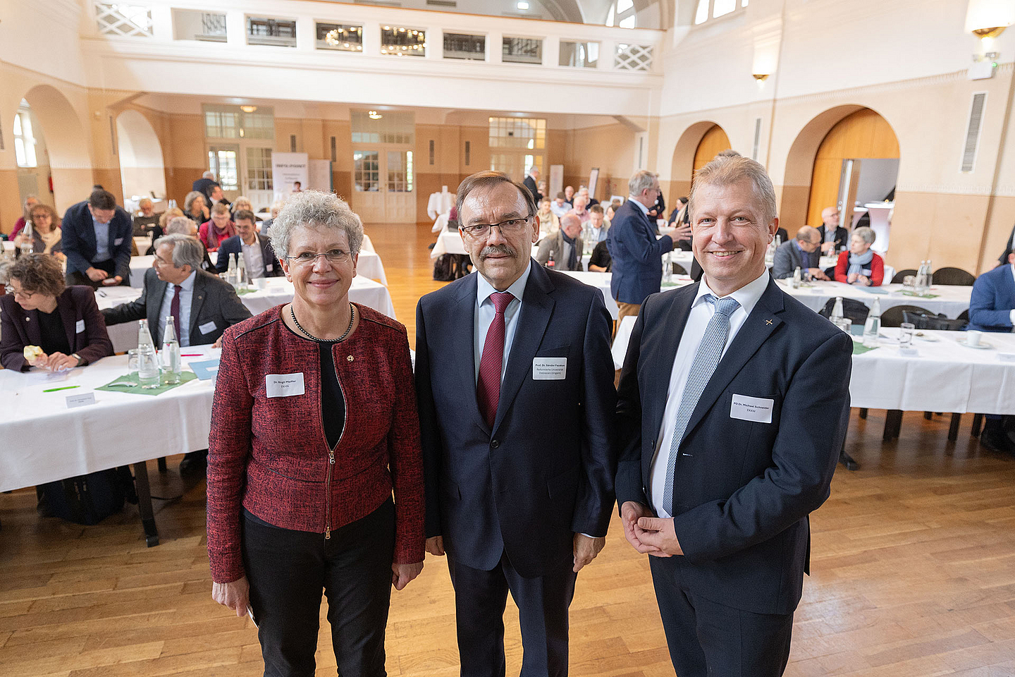 Hauptredner Prof. Dr. Sándor Fazakas (Mitte) mit Präses Dr. Birgit Pfeiffer (EKHN) und Präses Dr. Michael Schneider (EKKW) Hauptredner Prof. Dr. Sándor Fazakas (Mitte) aus Debrecen/Ungarn mit Dr. Birgit Pfeiffer, Präses der Kirchensynode der EKHN (l.) und Dr. Michael Schneider, Präses der Landessynode der EKKW (r.) in der Stadthalle von Homberg (Efze)
