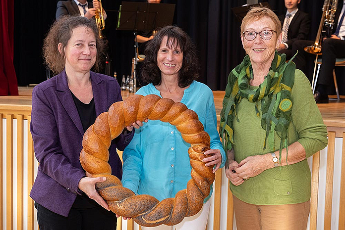 Den 2. Preis gewann die  "Nachbarschaftshilfe Linsengericht", hier mit Laudatorin Gudrun Levin (r.). (Foto: medio.tv/Schauderna)