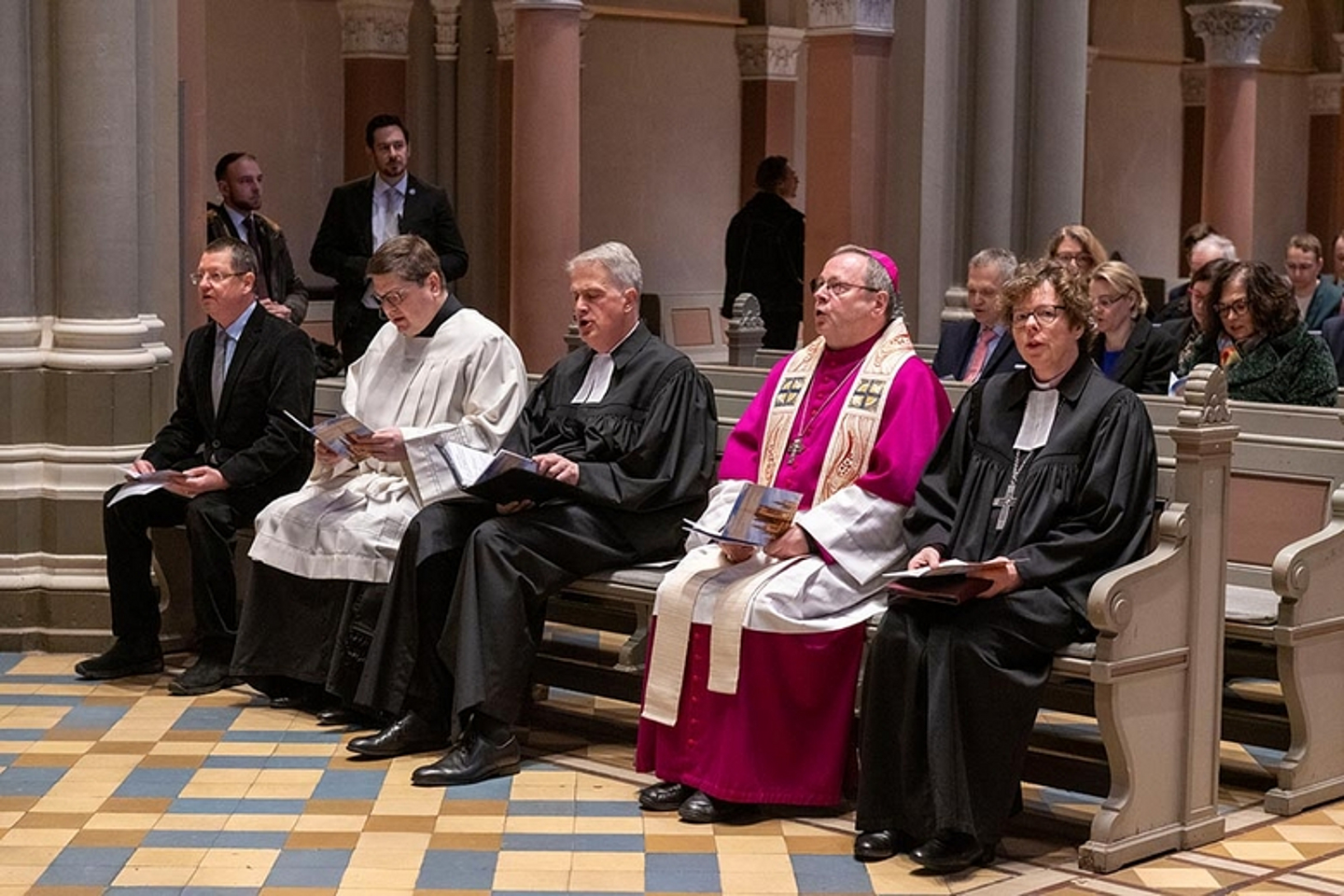 Vor der konstituierenden Sitzung feierten Bischöfin Dr. Beate Hofmann und Bischof Dr. Georg Bätzing in der Marktkirche in Wiesbaden einen ökumenischen Gottesdienst (Foto: Hessische Staatskanzlei / Stefan Krutsch)