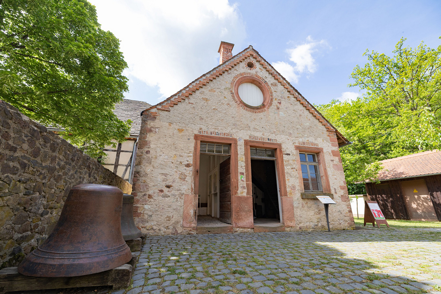 Im Hessenpark ist die historische Turmuhrmacherwerkstatt wieder aufgebaut worden