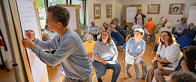 Engagierte aus den fünf Baunataler Kirchengemeinden sprachen über den laufenden Kooperations- und Fusionsprozess und loteten weitere Schritte für die Zukunft ihrer Kirche in Baunatal aus. (Fotos: medio.tv/Schauderna)