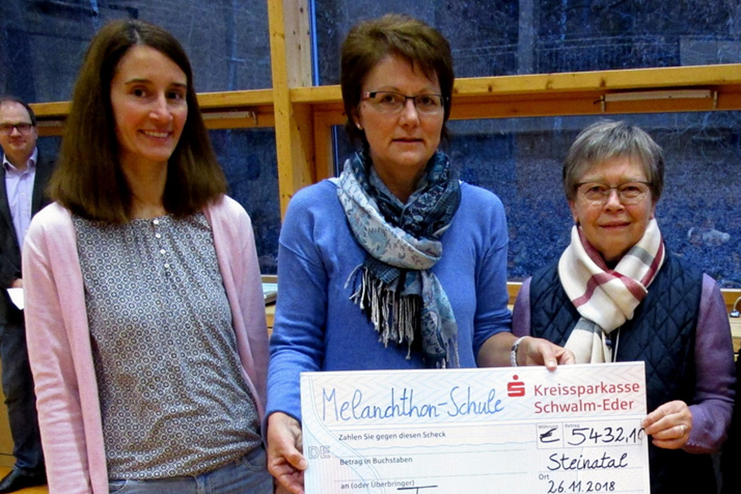 Spendenübergabe im November 2018 an die Schwälmer Tafel. (Foto: Melanchthon Schule)