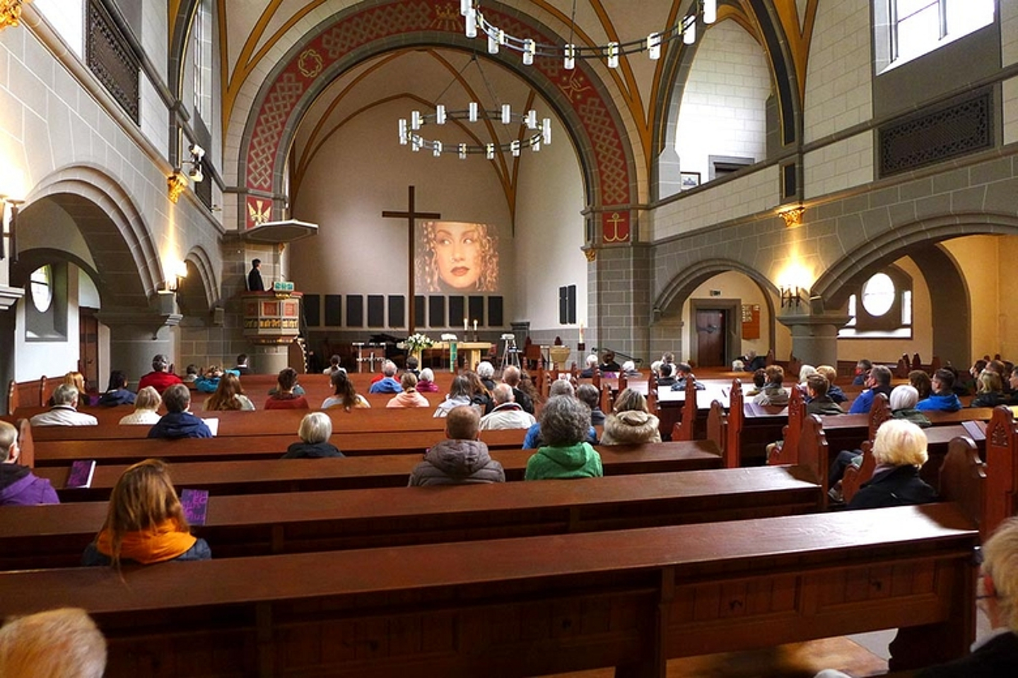 In der Chrisuskirche in Kassel wurde das Musikvideo von «One of us» an die Wand des Chorraumes der Kirche projiziert.  (Foto: medio.tv/Scheuermann)