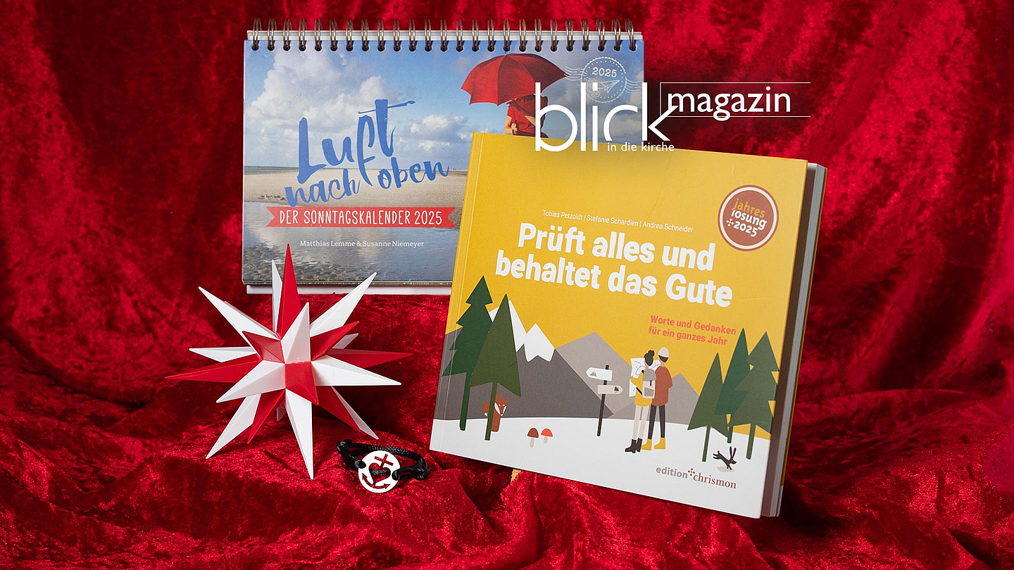 Das Foto zeigt die verschiedenen Geschenke: Einen Kalender, einen Stern, Ein Buch und eine Armband