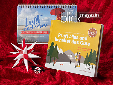 Das Foto zeigt die verschiedenen Geschenke: Einen Kalender, einen Stern, Ein Buch und eine Armband
