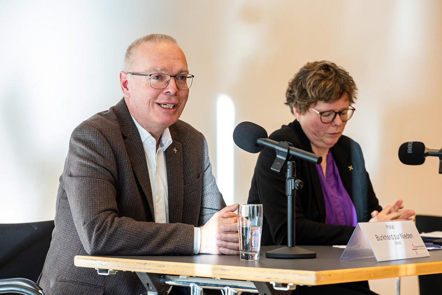 Pressegespräch zur Studie „Sexualisierte Gewalt durch einen hessischen evangelischen Gemeindepfarrer in den 1980er- Jahren“ Pressegespräch zur Studie „Sexualisierte Gewalt durch einen hessischen evangelischen Gemeindepfarrer in den 1980er- Jahren“