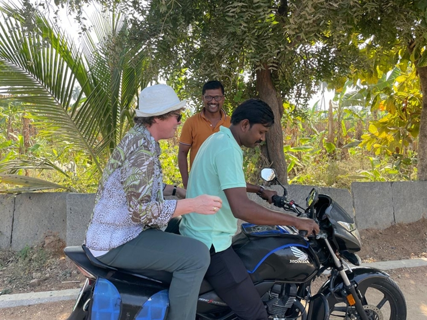 Am 12. Januar: Die Bischöfin wird auf einem Motorrad zum Sight Seeing in Hampi gefahren  (Weltkulturerbe). (Foto: Müller)
