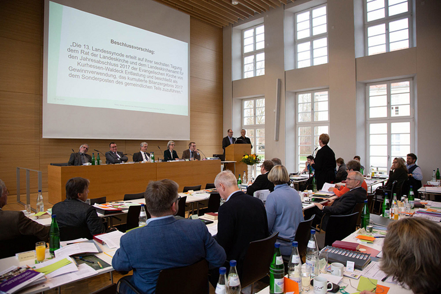 Stellten die Methode der Expertenbefragung in Arbeitgruppen zum Finanzbericht und Jahresabschlussberichts vor. Dr. Diethelm Meissner (Leiter des Referats Bildung, l.) und Dr. Jochen Gerlach (Leiter des referates Wirtschaft-Arbeit-Soziales im LKA, r.)