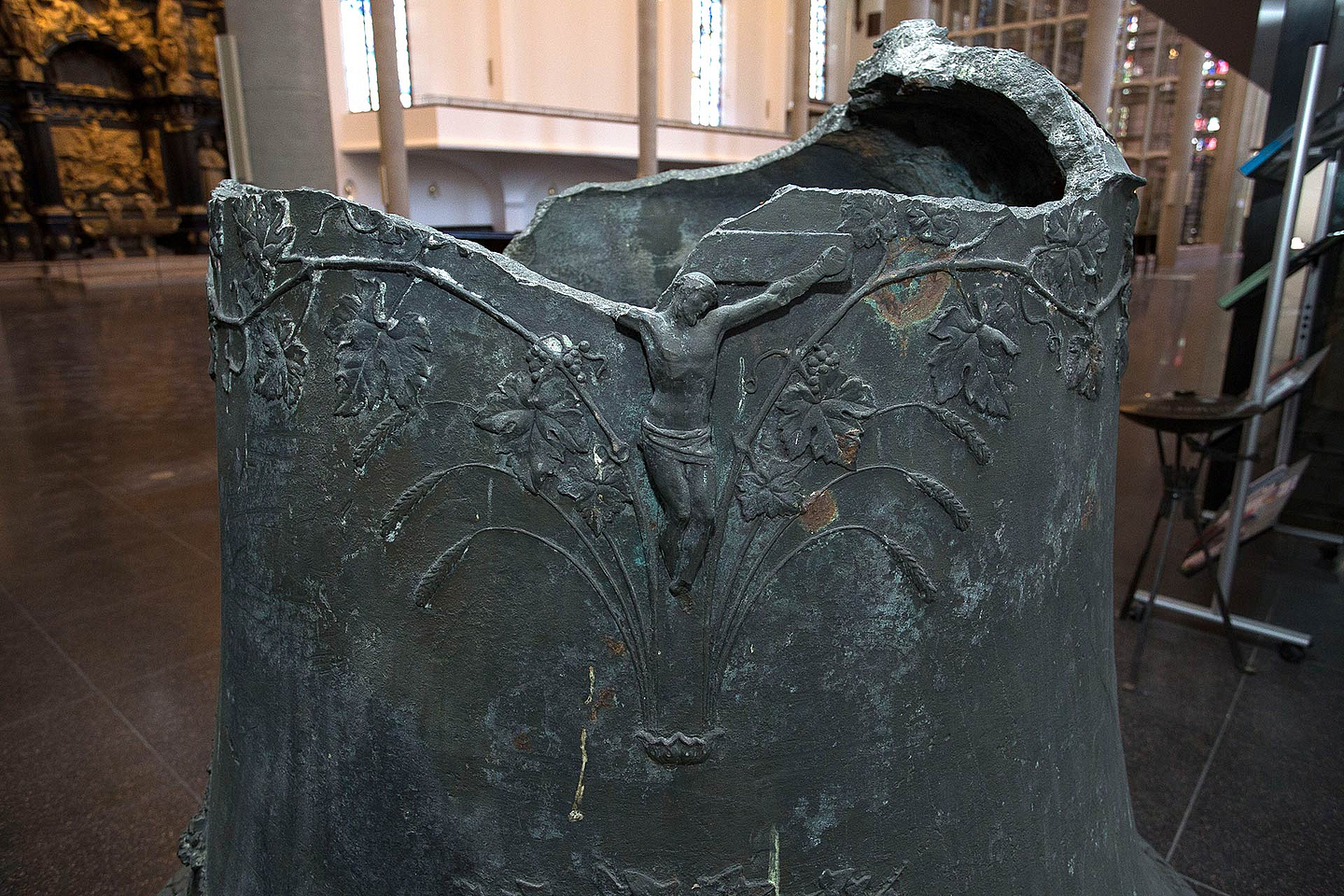 Unser Foto zeigt die im Zweiten Weltkrieg beschädigte Glocke, die im Eingangsbereich der Kirche steht.