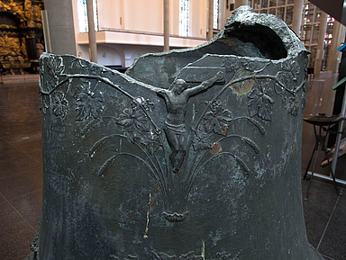 Unser Foto zeigt die im Zweiten Weltkrieg beschädigte Glocke, die im Eingangsbereich der Kirche steht.