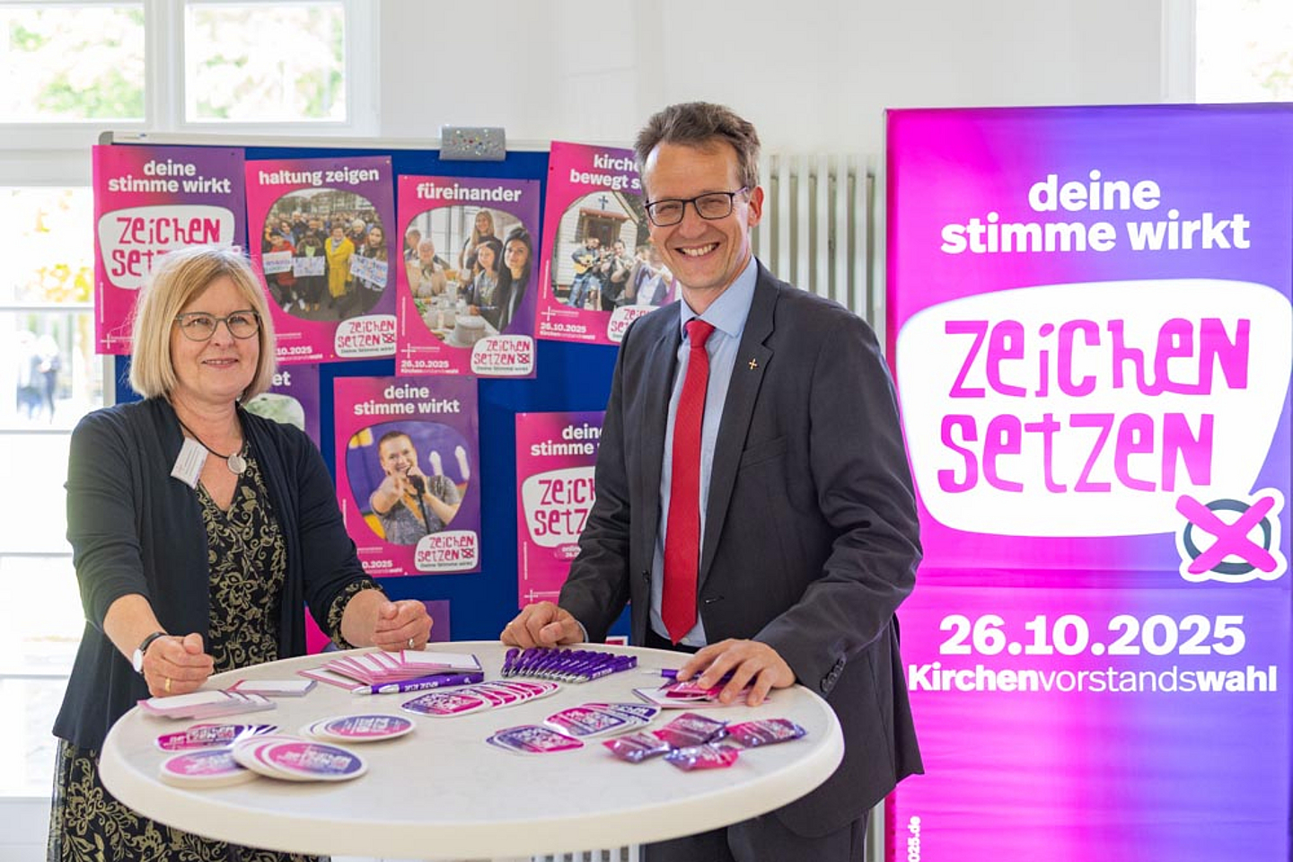 Der Synodale Dr. Sigurd Sadowski (r.) am Stand des KV-Wahl-Teams, hier mit Pfarrerin Ulrike Joachimi (l.)