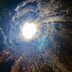 Licht, das durch einen hohlen Baumstamm fällt. Foto: Sylvio Krüger, pfarrbriefservice.de Licht, das durch einen hohlen Baumstamm fällt. Foto: Sylvio Krüger, pfarrbriefservice.de