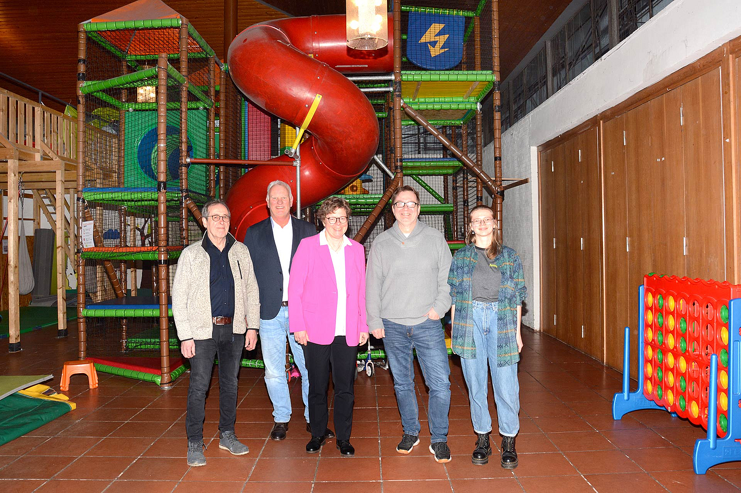 Aus der ehemaligen Herrenwaldkirche wird aufgrund zu hoher Sanierungskosten kein Leuchtturmprojekt. Bei einem Ortstermin informierten (v.l.) der ehemalige Dekan des Kirchenkreises Kirchhain Hermann Köhler, Gemeindepfarrer Thomas Peters, Bischöfin Dr. Beate Hofmann sowie Thorsten Riewesell und Rebekka Köhler von „Jumpers“ über das Aus der Pläne für einen Trägerverein.