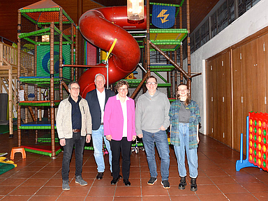 Aus der ehemaligen Herrenwaldkirche wird aufgrund zu hoher Sanierungskosten kein Leuchtturmprojekt. Bei einem Ortstermin informierten (v.l.) der ehemalige Dekan des Kirchenkreises Kirchhain Hermann Köhler, Gemeindepfarrer Thomas Peters, Bischöfin Dr. Beate Hofmann sowie Thorsten Riewesell und Rebekka Köhler von „Jumpers“ über das Aus der Pläne für einen Trägerverein.