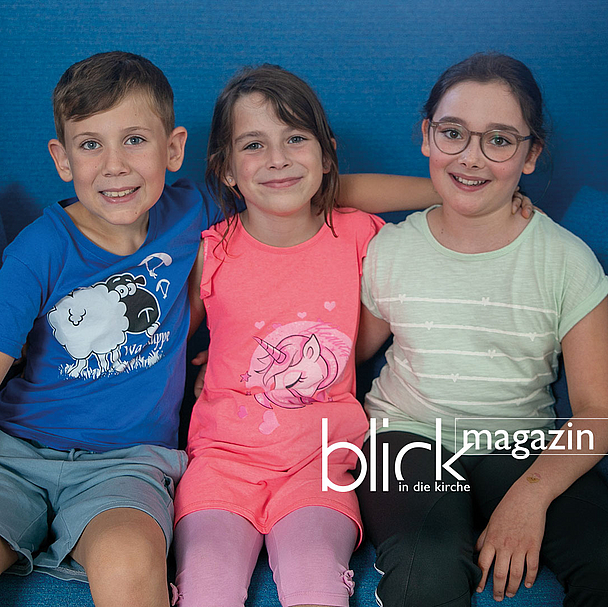 Onno, Franziska und Amelie auf einem blauen Sofa Onno, Franziska und Amelie auf einem blauen Sofa