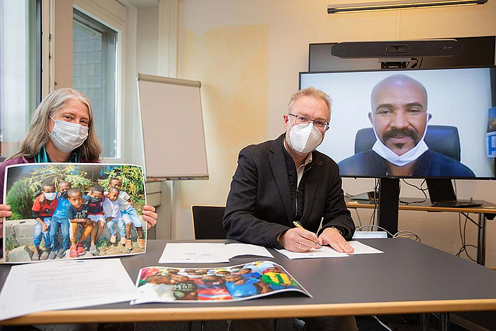 Gabriele DeBona, ELM-Referentin für Gender International sowie Ökumenische Zusammenarbeit Äthiopien (l.), Dekan Burkhard zur Nieden (Mitte) und Aman Ababu (zugeschaltet per Videokonferenz, r., Projektleiter der Mekane Yesus Kirche, Addis Abeba)