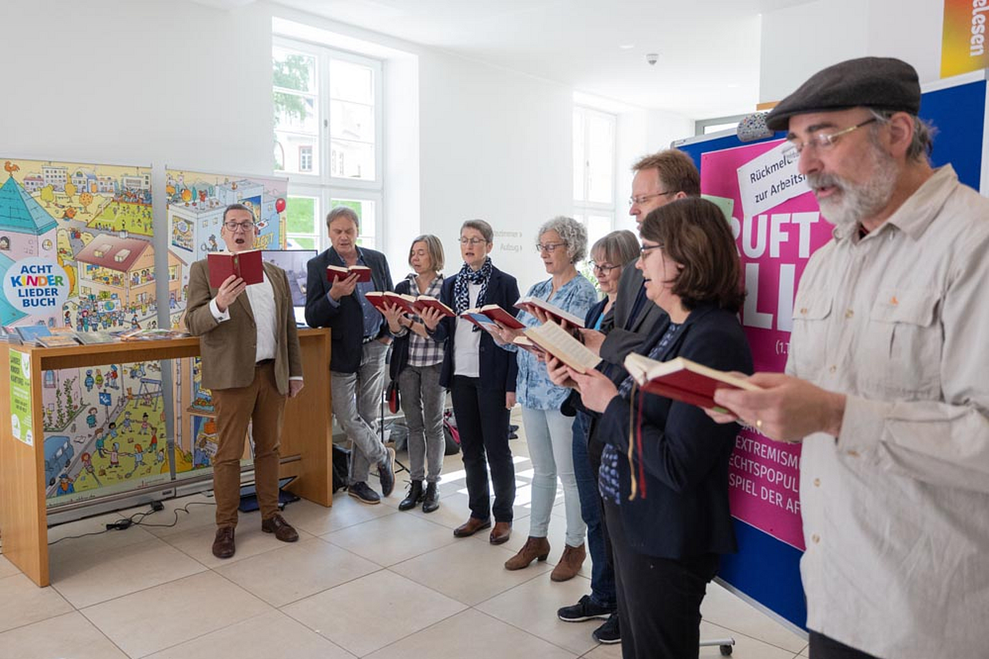 Gesangseinlage am Stand der landeskirchlichen Kirchenmusiker*innen im Foyer der Evangelischen Tagesstätte Hofgeismar