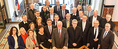 Unter der Leitung von Ministerpräsident Volker Bouffier (Mitte) tauschten sich Vertreter der Hessischen Landesregierung mit den Spitzen der Evangelischen Kirchen und der Katholischen Bistümer aus. (Foto: Staatskanzlei Hessen)