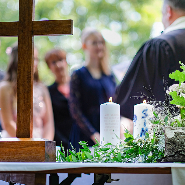 Wald-Konfirmation des Kirchsspiel Schwarzenhasel. Unser Foto zeigt Kreuz und Konfirmationskerzen am Altar, vor dem Jugendliche konfirmiert werden.