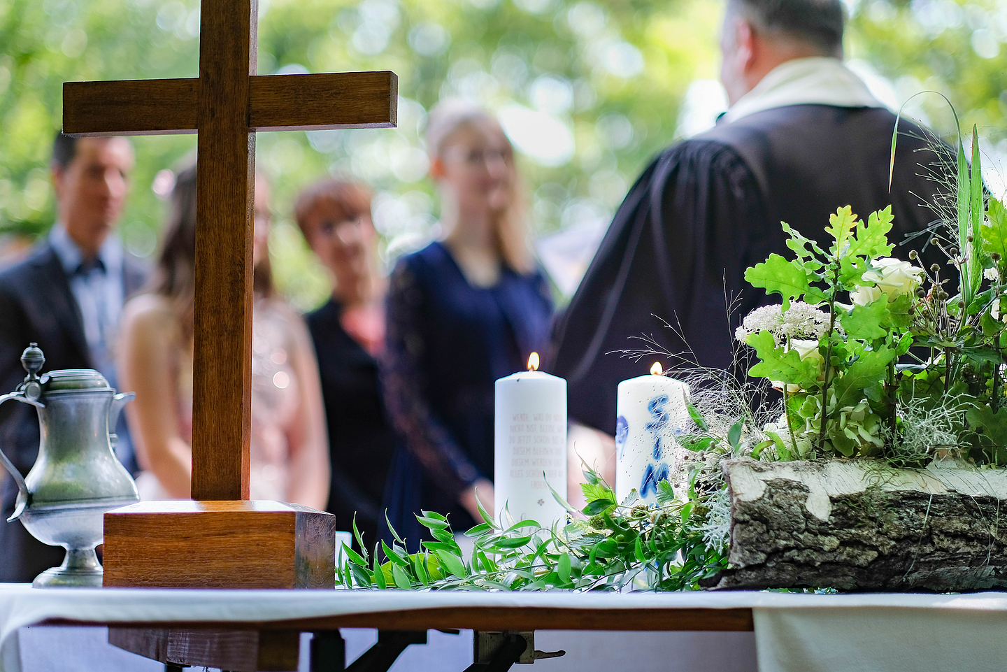 Wald-Konfirmation des Kirchsspiel Schwarzenhasel. Unser Foto zeigt Kreuz und Konfirmationskerzen am Altar, vor dem Jugendliche konfirmiert werden.