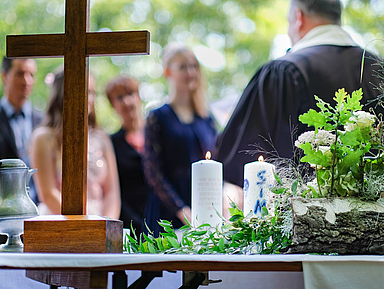 Wald-Konfirmation des Kirchsspiel Schwarzenhasel. Unser Foto zeigt Kreuz und Konfirmationskerzen am Altar, vor dem Jugendliche konfirmiert werden.