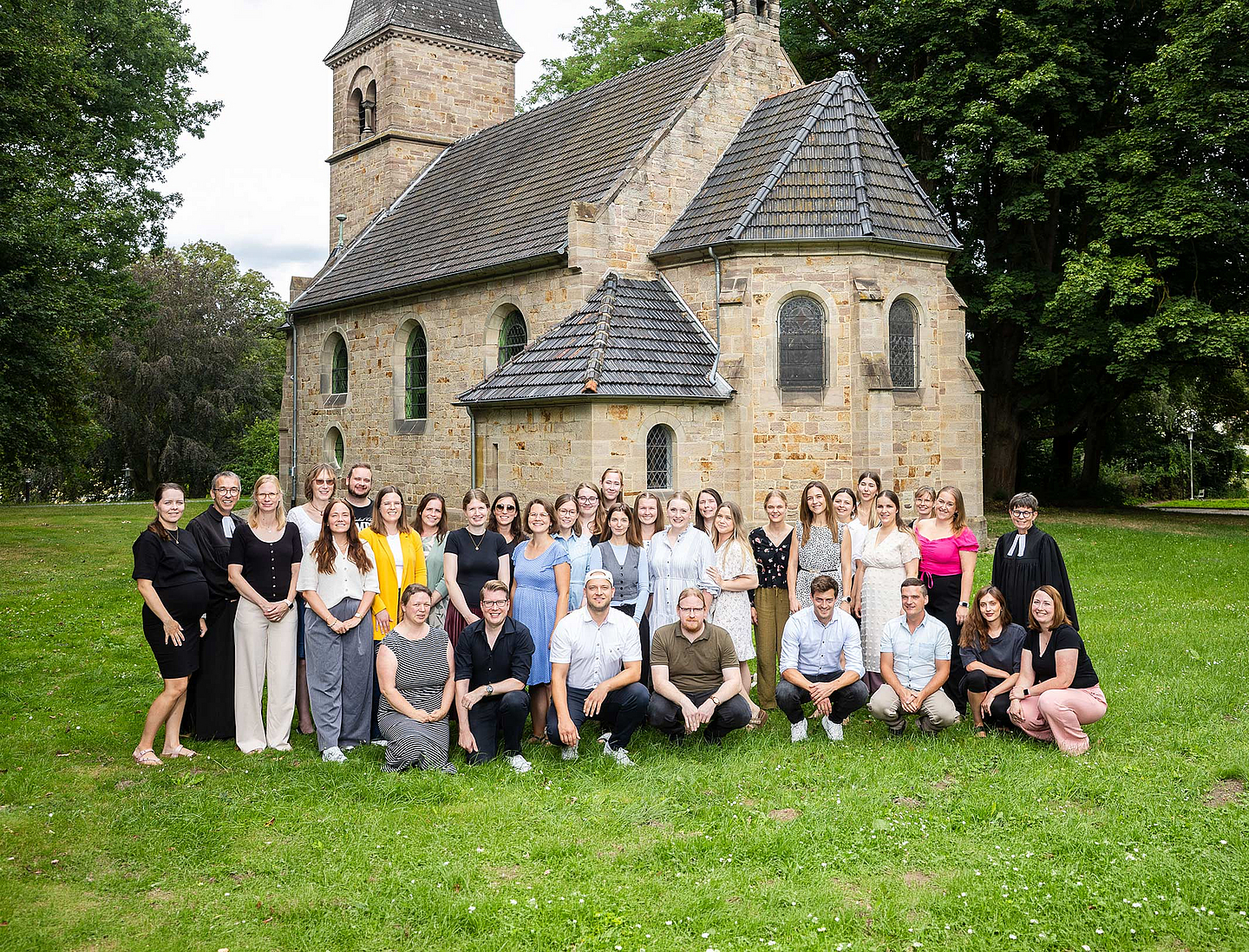 Die 34 neuen Religionslehrkräfte vor der Brunnenkirche in Hofgeismar 34 neue Religionslehrkräfte erhielten in der Brunnenkirche in Hofgeismar ihre Bevollmächtigungsurkunden durch Studienleiter Prof. Dr. Volkmar Ortmann (RPI Marburg) (2. von links) sowie durch Bildungsdezernentin Dr. Gudrun Neebe (hinten rechts).