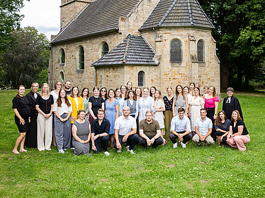 34 neue Religionslehrkräfte erhielten in der Brunnenkirche in Hofgeismar ihre Bevollmächtigungsurkunden durch Studienleiter Prof. Dr. Volkmar Ortmann (RPI Marburg) (2. von links) sowie durch Bildungsdezernentin Dr. Gudrun Neebe (hinten rechts).