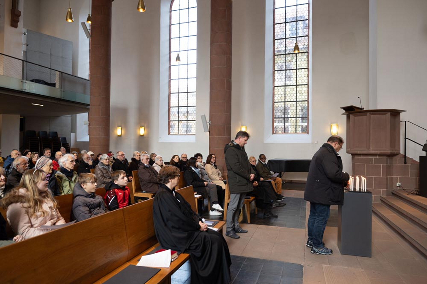Gemeindemitglieder zündeten für die Opfer zum Gedenken Kerzen auf einer Stele an