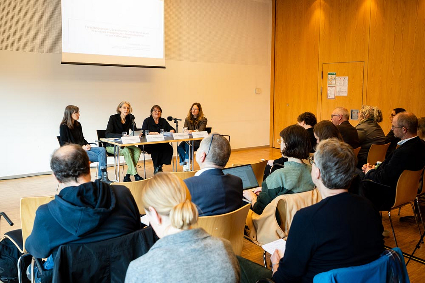 Pressegespräch zur Studie „Sexualisierte Gewalt durch einen hessischen evangelischen Gemeindepfarrer in den 1980er- Jahren“ Pressegespräch zur Studie „Sexualisierte Gewalt durch einen hessischen evangelischen Gemeindepfarrer in den 1980er- Jahren“