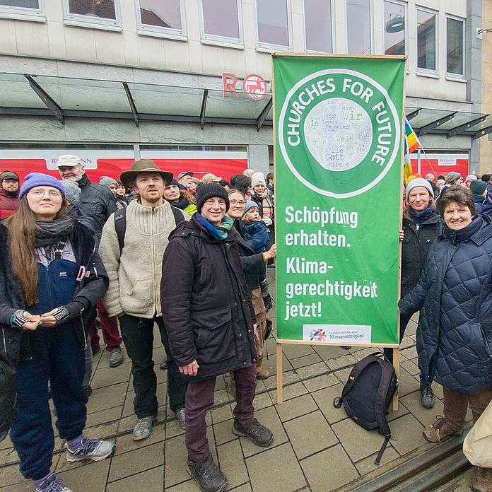 EKKW-Umweltpfarrer Michael Böttcher (Mitte) beteiligte sich in Kassel an der Klima-Demo. EKKW-Umweltpfarrer Michael Böttcher (Mitte) beteiligte sich in Kassel an der Klima-Demo.