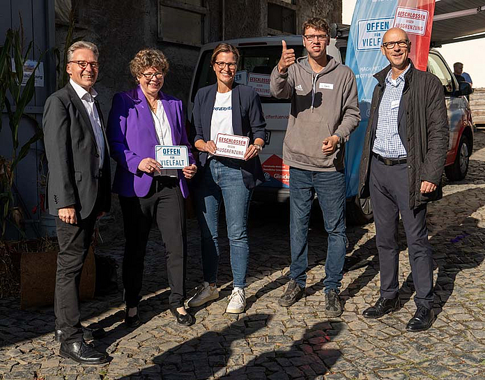 v.l.: Hephata-Vorstand Maik Dietrich-Gibhardt, Bischöfin Dr. Beate Hofmann, Nina Klein, Klient Tobias Berg und Hephata-Vorstand Dr. Michael Gerhard (von links). (Foto: Hephata/Stefan Betzler)