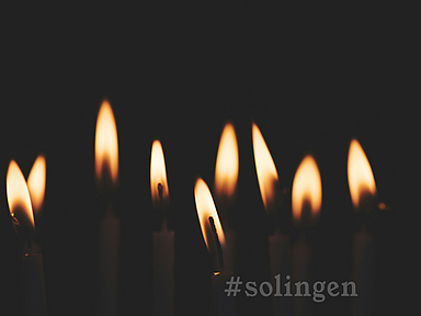 Brennende Kerzen mit dem Hashtag #solingen