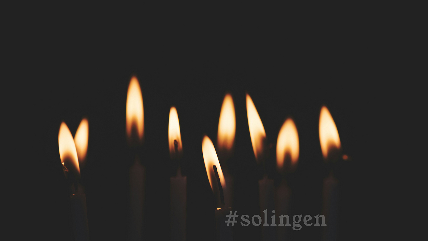 Brennende Kerzen mit dem Hashtag #solingen