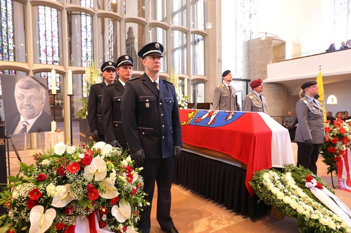 Ehrenwache von Polizei und Bundeswehr am Sarg. - Trauerfeier für den verstorbenen Regierungspräsidenten Dr. Walter Lübcke am 13.6.2019 in der Martinskirche in Kassel. (Foto: Andreas Fischer)