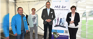 Bischöfin Dr. Beate Hofmann (r.) besuchte zum Internationalen Tag der Pflege die DiaCom Altenhilfeeinrichtung am Brückentor in Eschwege. (Foto: Diakonie Hessen)