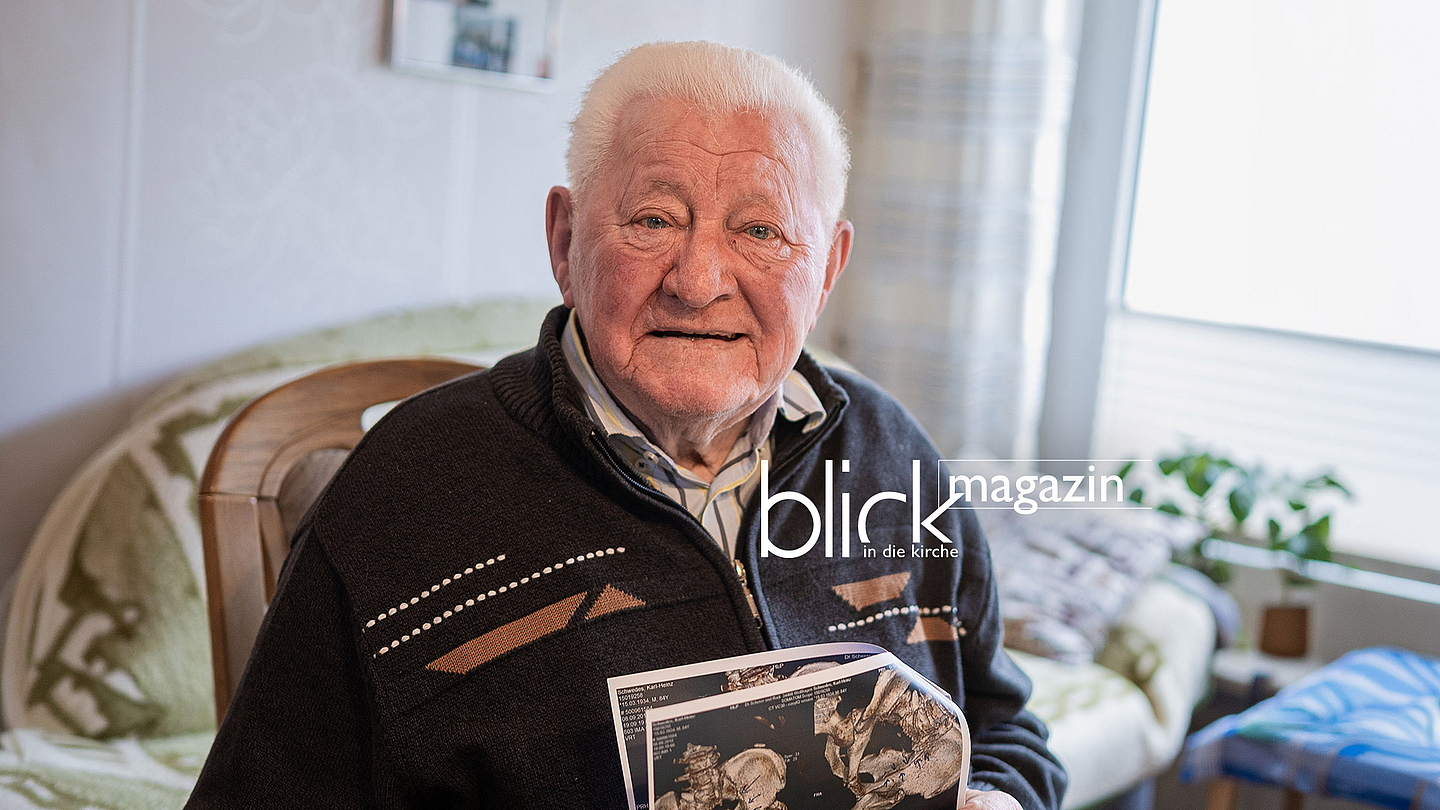 Das sah nicht gut aus: Karl-Heinz Schwedes mit den Röntgenbildern, die nach dem Leitersturz entstanden