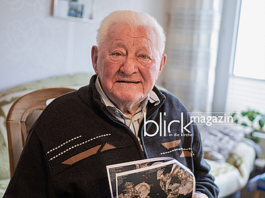 Das sah nicht gut aus: Karl-Heinz Schwedes mit den Röntgenbildern, die nach dem Leitersturz entstanden