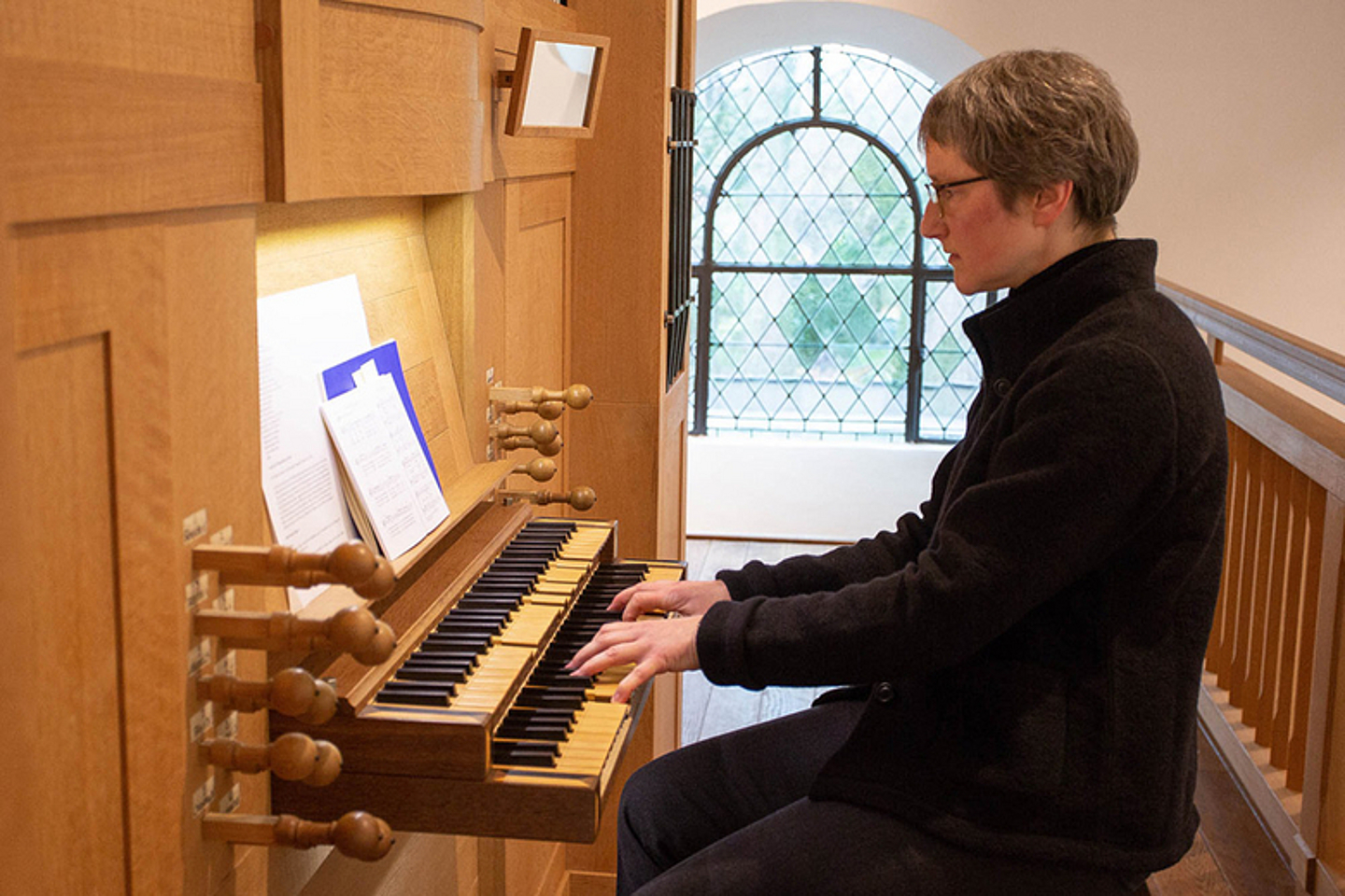 Adelheid Böhme, Kantorin in Hofgeismar an der Orgel während des Eröffnungsgottesdienstes der Synode in der Brunnenkirche.