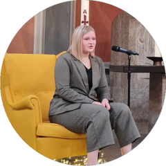 Sarah Fischer beim Erzählgottesdienst in der Johanneskirche in Hanau