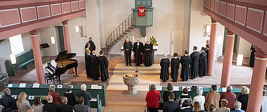 Festliche Einsegnung in der Evangelischen Stadtkirche St. Michael in Schlüchtern: Die Männer und Frauen mit Prälat Bernd Böttner. (Fotos: medio.tv/Schauderna)