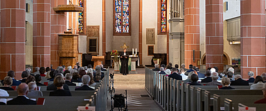 Feierlicher Gottesdienst mit Abendmahl in der Stadtkirche Bad Hersfeld: Am Freitag feierten Pfarrerinnen und Pfarrer das 60., 50.,40. und 25. Jubiläum ihrer Ordination. (Fotos: medio.tv/Schauderna)