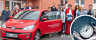 Unter dem Motto «Es ist fünf nach zwölf: Zeit zu handeln!» machten am Tag der Pflege Diakonie und Kirche auf die schwierige Situation der Versorgung von Menschen mit Hilfe- und Pflegebedarf aufmerksam. Bischöfin Dr. Beate Hofmann (4.v.r.) besuchte die Gemeinde.Diakonie Station in Bad Hersfeld und sprach mit Mitarbeitenden und Vertreterinnen und Vertretern aus Pflege und Politik. (Foto: medio.tv/Schauderna)