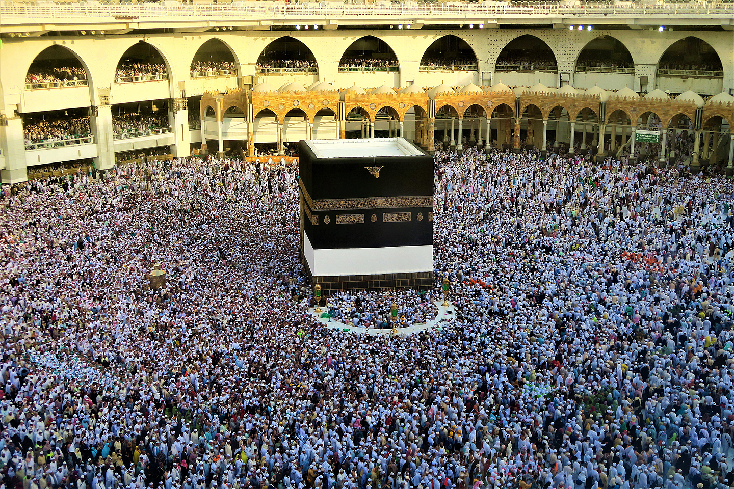 Das Opferfest fällt auf den Höhepunkt der Hadsch, der islamischen Pilgerfahrt nach Mekka. Das Foto zeigt die al-Harām-Moschee im Zentrum Mekkas. Während die Pilger vor Ort in Mekka die Rituale vollziehen, feiern Muslime weltweit zeitgleich das Opferfest.