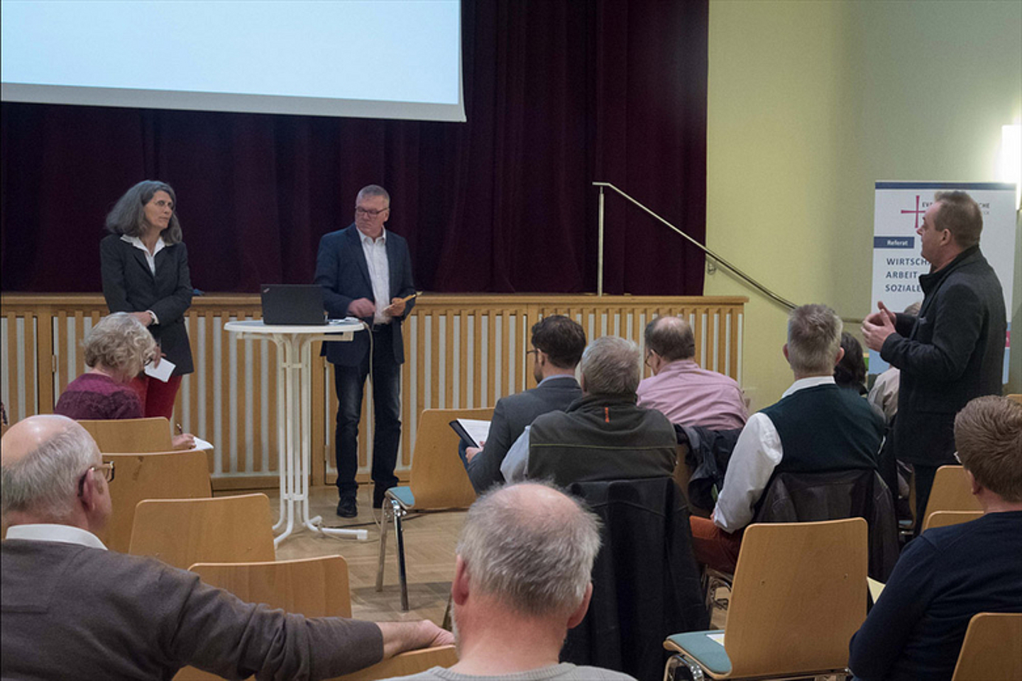 Dialogforum in Fulda: Ute Göpel und Hartmut Schneider bei ihrer Moderation. (Foto: medio.tv/Balzer)